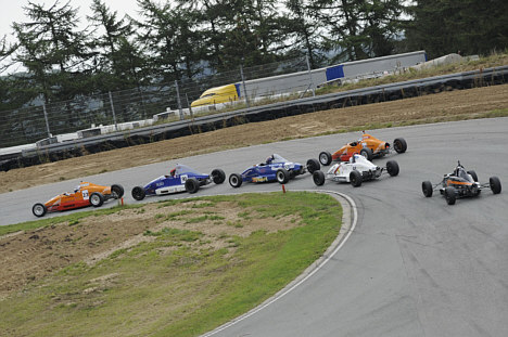Jesper K Egebart (hvid bil) fik ikke den bedste start, men vandt alligevel det andet af søndagens to Formel Ford-heats. Foran sig havde han Kean Kristensen, Elliot Winther, Mikkel C. Johansen og Martin Lumholt.